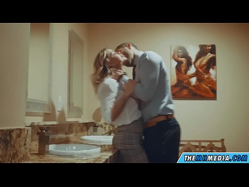 ❤️ Döşlü sarışın sizi ictimai tualetdə aldatdıqda ️❌ Seks videosu bizdə
